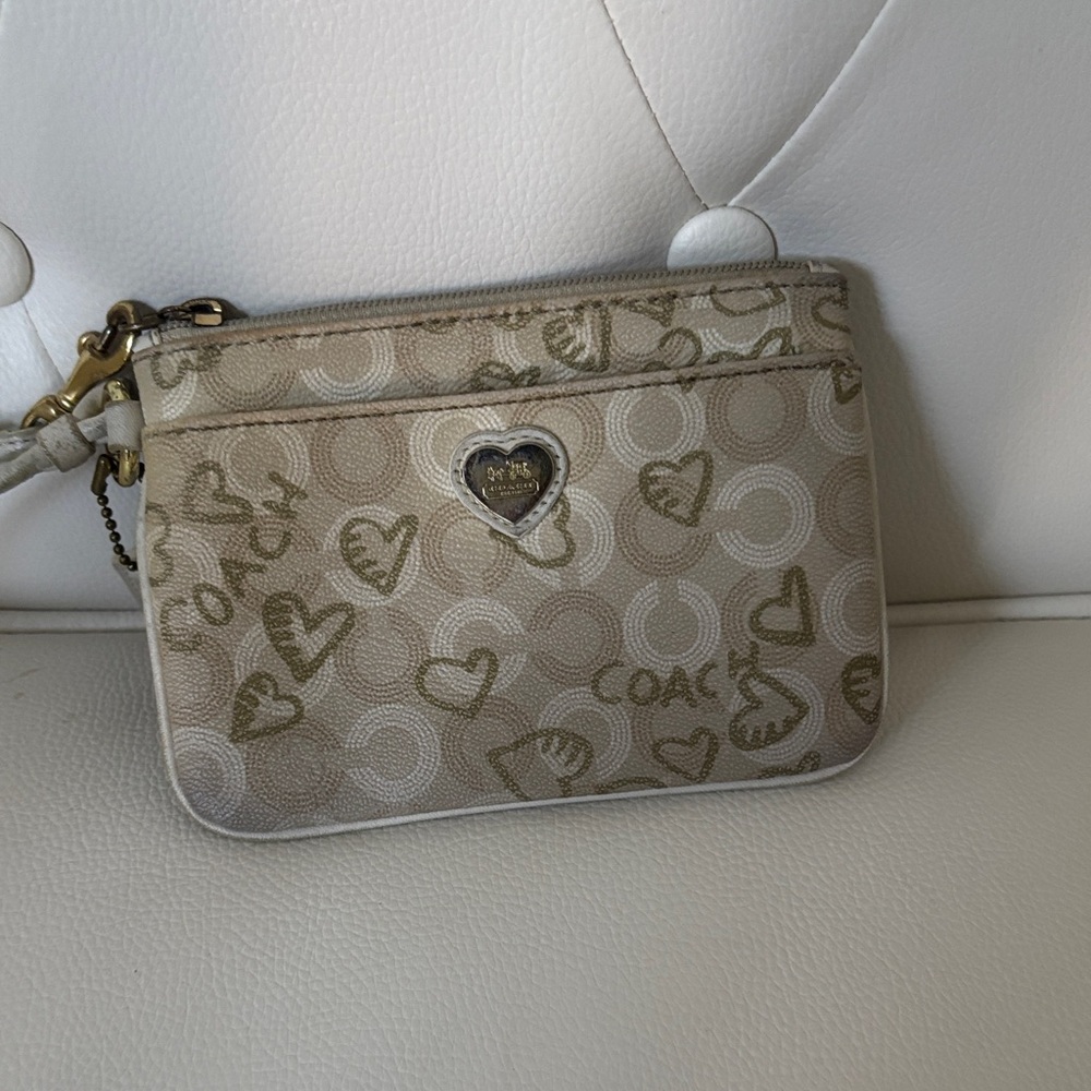 Coach Waverly Hearts Beige Heart Pattern Wristlet  ( PREOWNED) - Picture 3 of 16